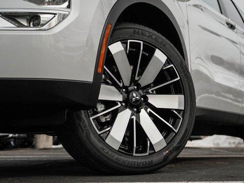 White Diamond 2026 Mitsubishi Outlander SE