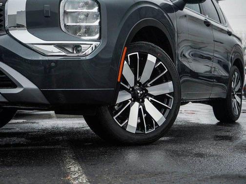 Graphite Gray 2026 Mitsubishi Outlander SEL
