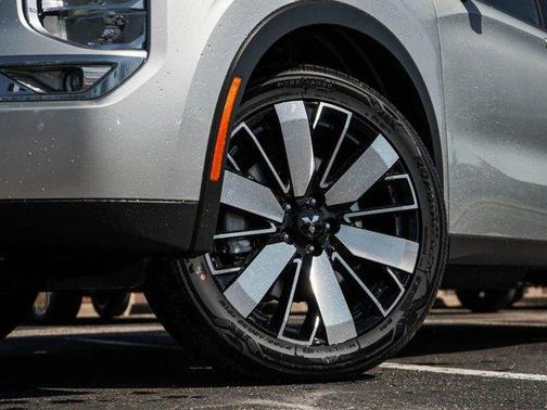 Alloy Silver Metallic 2026 Mitsubishi Outlander SE