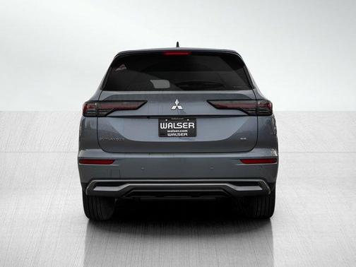 Moonstone Gray Metallic 2026 Mitsubishi Outlander SE