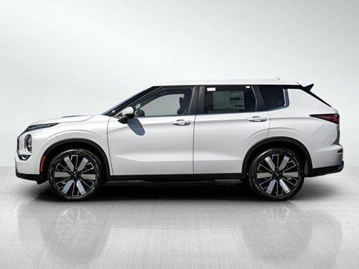 White Diamond 2026 Mitsubishi Outlander SE