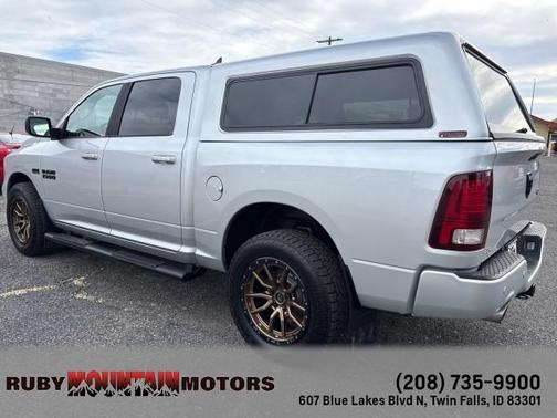 Brilliant Black Crystal Pearlcoat 2018 RAM 1500 Sport