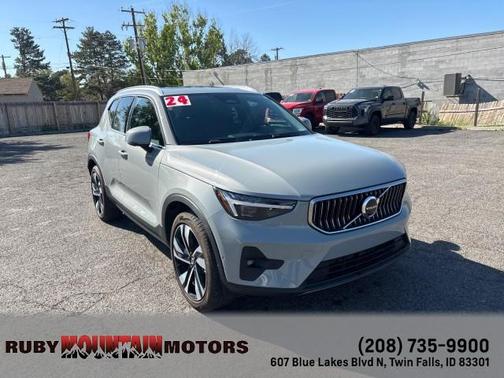 2024 Volvo XC40 B5 Ultimate Bright Theme