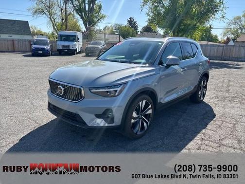 2024 Volvo XC40 B5 Ultimate Bright Theme