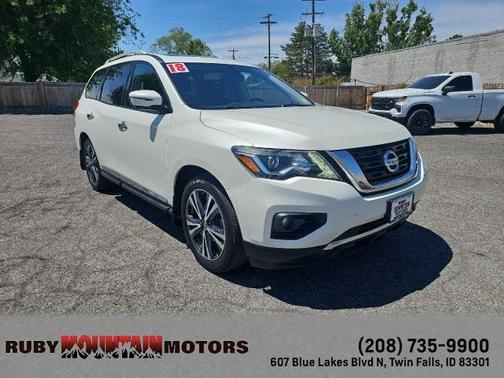 White 2018 Nissan Pathfinder Platinum