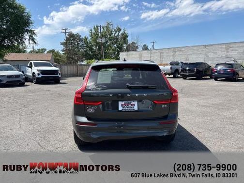 2022 Volvo XC60 B5 Momentum