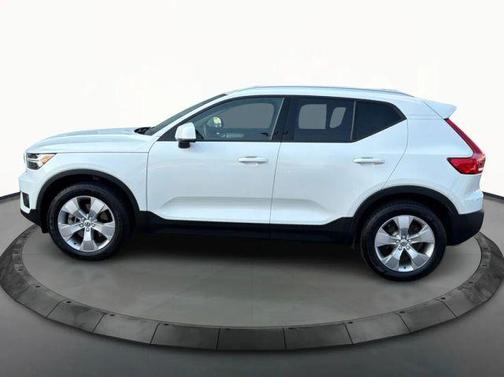 White 2022 Volvo XC40 T5 Momentum