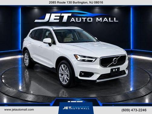 White 2022 Volvo XC40 T5 Momentum