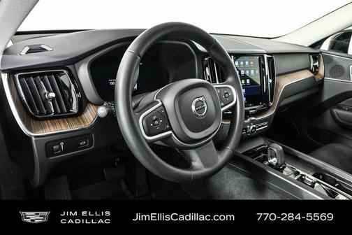 2022 Volvo XC60 B5 Momentum