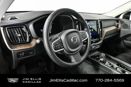 2022 Volvo XC60 B5 Momentum