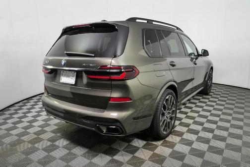 Manhattan Green Metallic 2025 BMW X7 xDrive40i