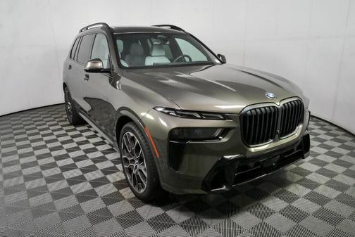 Manhattan Green Metallic 2025 BMW X7 xDrive40i