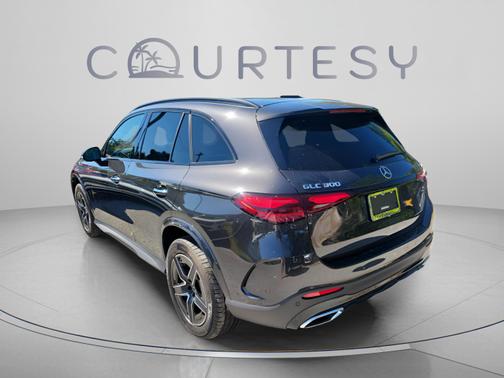 Graphite Grey Metallic 2026 Mercedes-Benz GLC 300