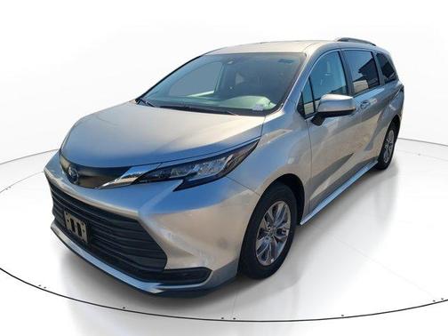 2023 Toyota Sienna LE