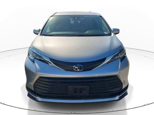 2023 Toyota Sienna LE