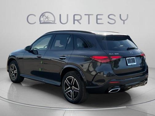 Graphite Grey Metallic 2026 Mercedes-Benz GLC 300 Base