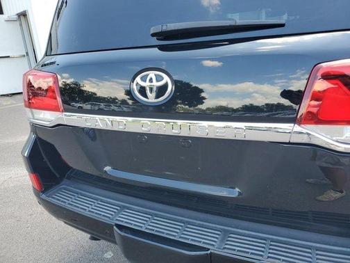 2017 Toyota Land Cruiser V8