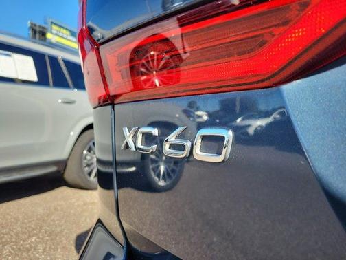 2022 Volvo XC60 B5 Momentum