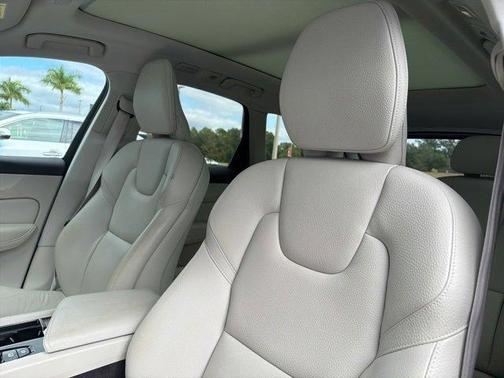 2022 Volvo XC60 B5 Momentum