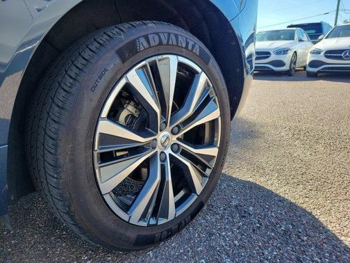 2022 Volvo XC60 B5 Momentum