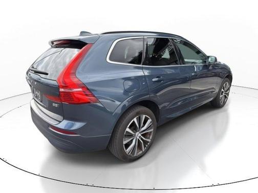 2022 Volvo XC60 B5 Momentum
