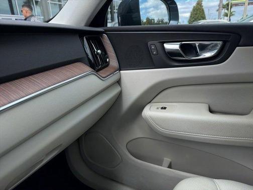 2022 Volvo XC60 B5 Momentum