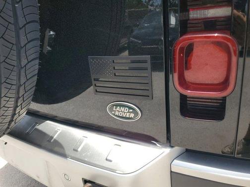 2023 Land Rover Defender SE
