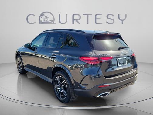 Graphite Grey Metallic 2026 Mercedes-Benz GLC 300 Base