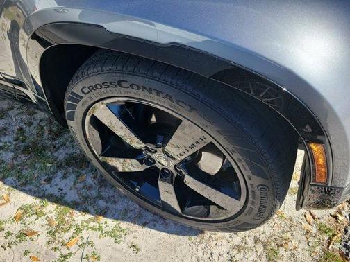 2024 Land Rover Defender P400 X-Dynamic SE