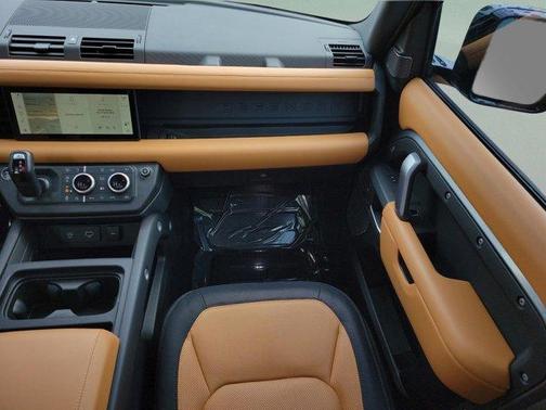 2024 Land Rover Defender P400 X-Dynamic SE