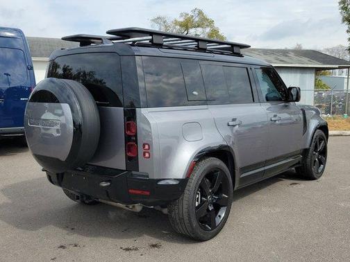 2024 Land Rover Defender P400 X-Dynamic SE