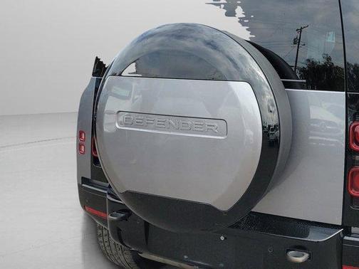 2024 Land Rover Defender P400 X-Dynamic SE