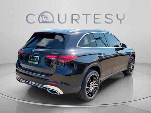 Obsidian Black Metallic 2025 Mercedes-Benz GLC 300 4MATIC