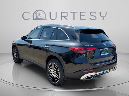 Obsidian Black Metallic 2025 Mercedes-Benz GLC 300 4MATIC