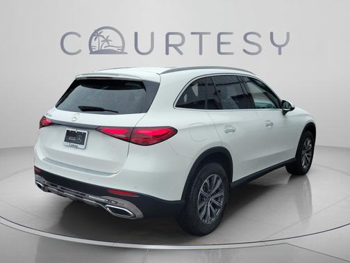 Polar White 2026 Mercedes-Benz GLC 300