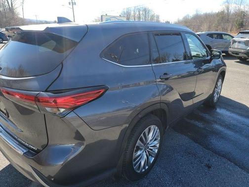 Magnetic Gray Metallic 2023 Toyota Highlander Platinum