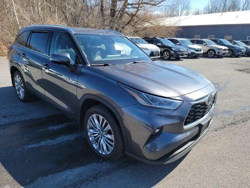 Magnetic Gray Metallic 2023 Toyota Highlander Platinum