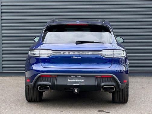 Gentian Blue Metallic 2026 Porsche Macan Macan