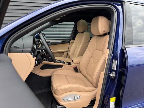 Gentian Blue Metallic 2026 Porsche Macan Macan