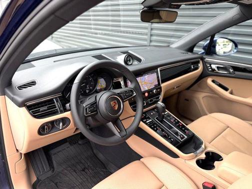 Gentian Blue Metallic 2026 Porsche Macan Macan