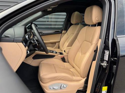 Jet Black Metallic 2026 Porsche Macan Macan