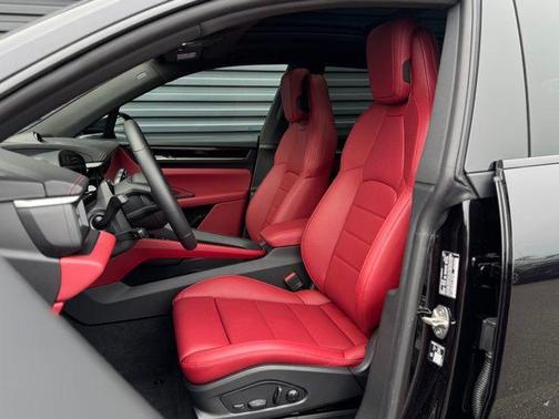 Jet Black Metallic 2026 Porsche Macan Macan Electric 4