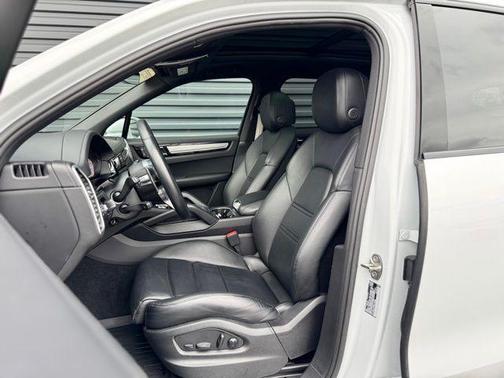 2023 Porsche Cayenne Platinum Edition