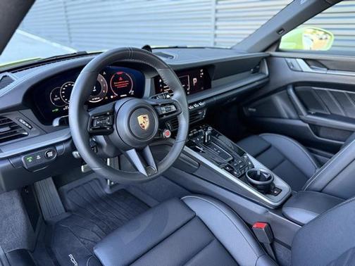 2025 Porsche 911 Carrera