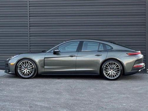 Aventurine Green Metallic 2026 Porsche Panamera 4
