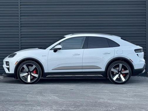 2025 Porsche Macan Turbo
