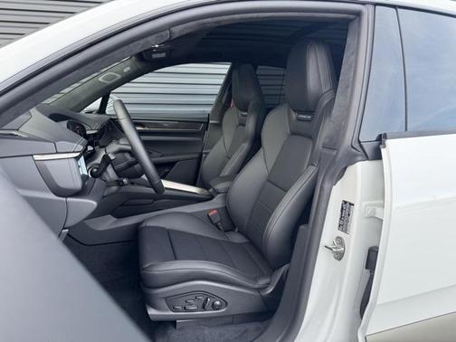 2025 Porsche Macan Turbo