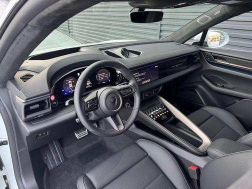 2025 Porsche Macan Turbo