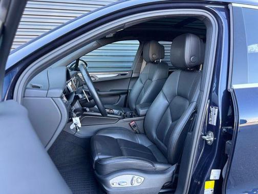 Night Blue Metallic 2022 Porsche Macan Macan