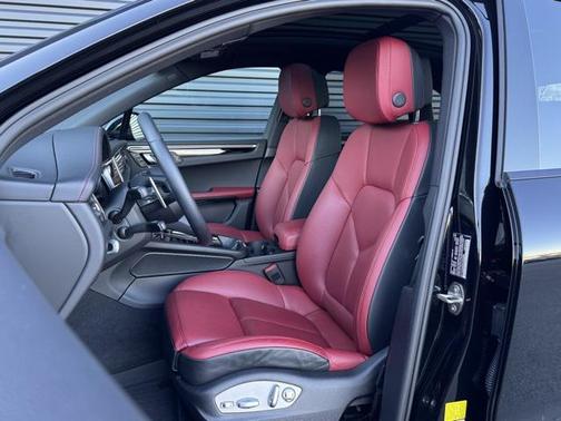 2022 Porsche Macan Base (PDK)